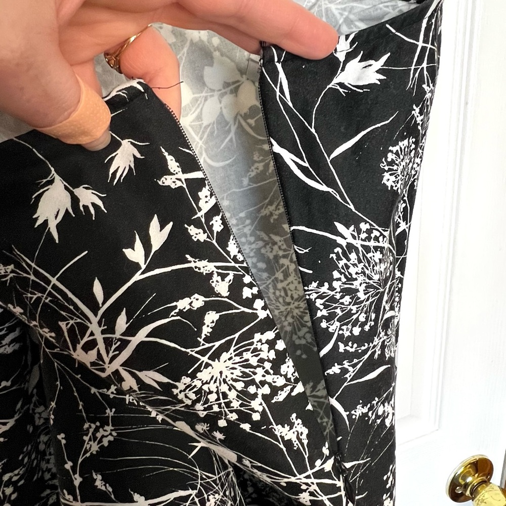 Liz Claiborne Villager Botanical Floral A-Line Skirt Black White Size 16 - Picture 2 of 6